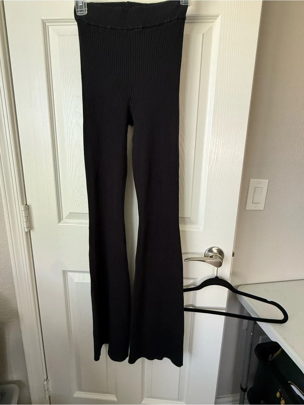 ALO Yoga Black Ribbed Flare Leggings M